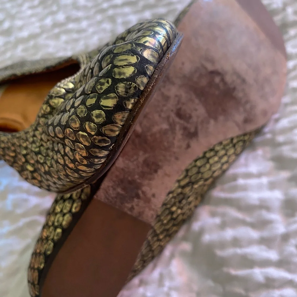 Lanvin Gold Snake skin pebble ballerina flats size 40.5 runs small 8.5-9